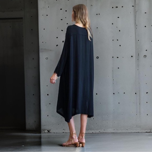 Black Crane Dome Dress in Black Oversized raw edges contrast, wool, One size - Picture 3 of 16